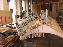 In einem Workshop mit Jan Dosch, Monochord-Designer aus Bayern, wurde diese Liege – auch Klangwunder genannt – gebaut.