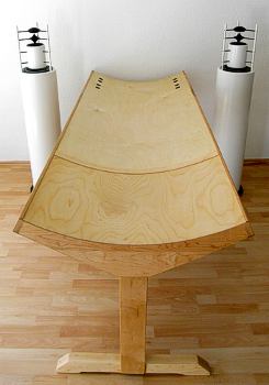 Monochord-Liege und Kugelschall-Lautsprecher bilden ein ideales Paar Hier treffen 2 Klangwunder zusammen, erleben Sie Tiefenentspannung auf der Monochord-Klangliege und genießen Sie anschließend natürliche Klänge aus Kugelschall-Lautsprechern.